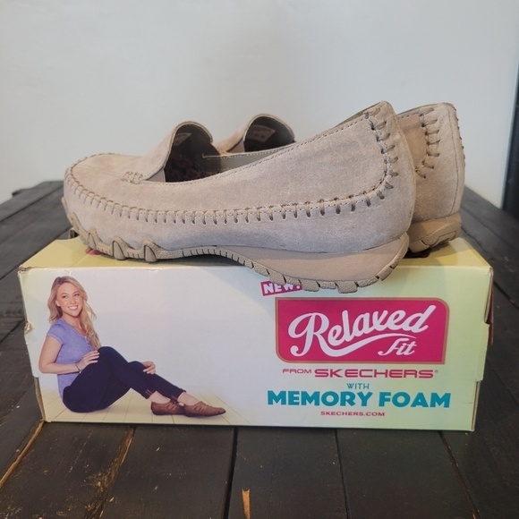 Skechers Memory Foam Grey Taupe Greige Loafers Women's 7.5 Relaxed Fit Suede Box - Picture 4 of 8